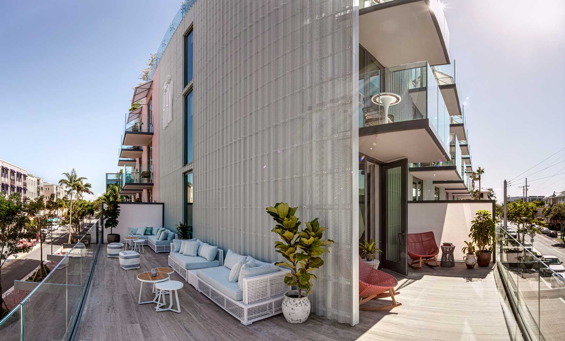 rm325-balcony1_v1